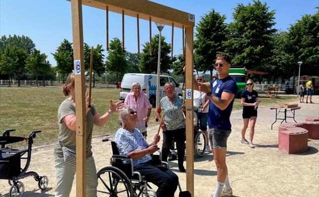 Stokken vangen door mevrouw in rolstoel