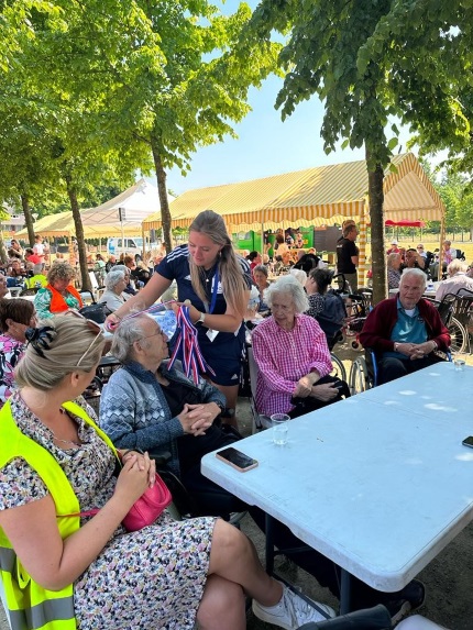 Deelnemers aan sporten krijgen medaille uitgereikt