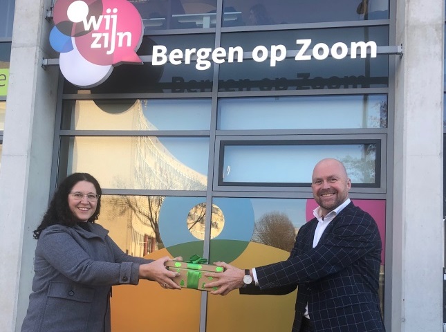 Susan van Zyl (Links) overhandigt namens SABIC de vouchers aan bestuurder Ad van Rijen (rechts) WijZijn Bergen op Zoom.